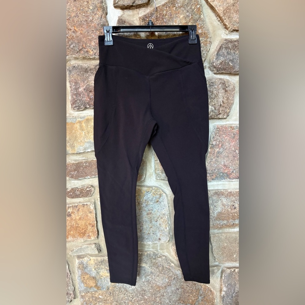MOVE THEOLOGY CAPRI YOGA PANTS.